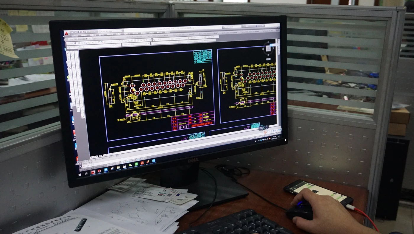 Puesto de ingeniería HENLI revisando una línea de alimentación