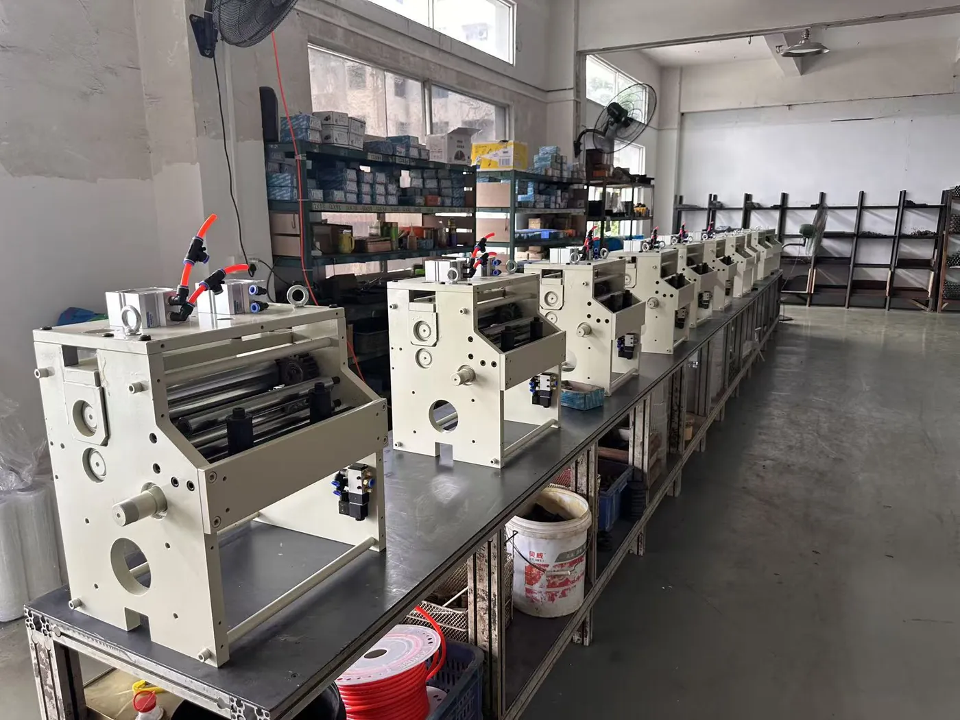 Alimentadores compactos en la línea de montaje HENLI