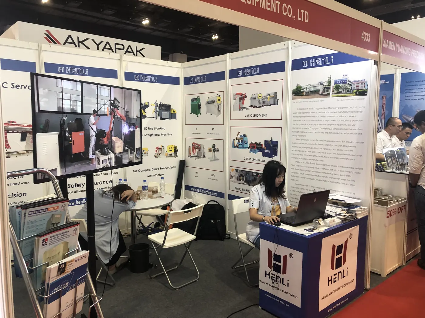 Stand HENLI con equipos de automatización para estampado