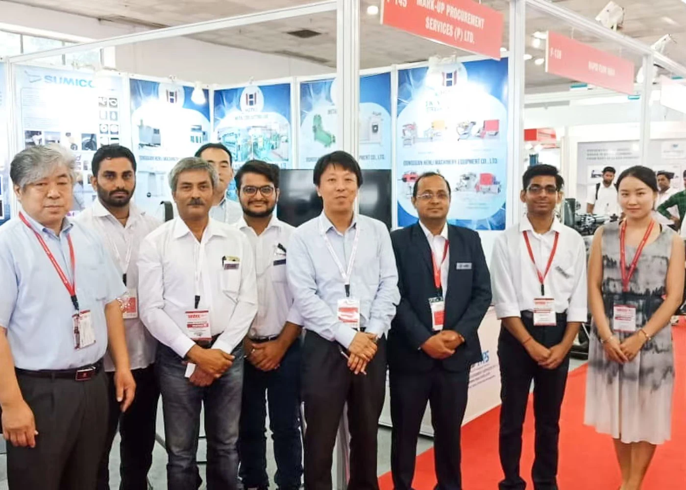 Equipo HENLI y clientes durante una exposición