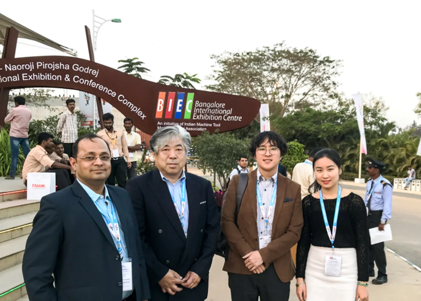 Grupo de clientes con HENLI en una feria en India