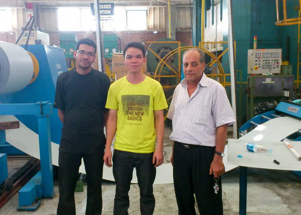 Cliente internacional visitando una línea HENLI