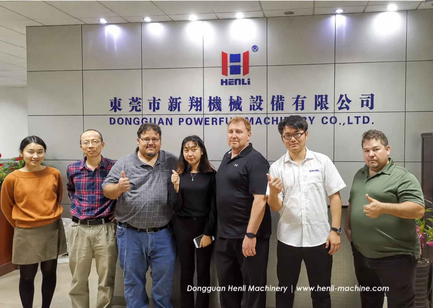 Grupo de compradores internacionales en la recepción HENLI