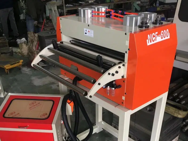 Alimentador servo NC montado sobre su base junto a una prensa de estampado
