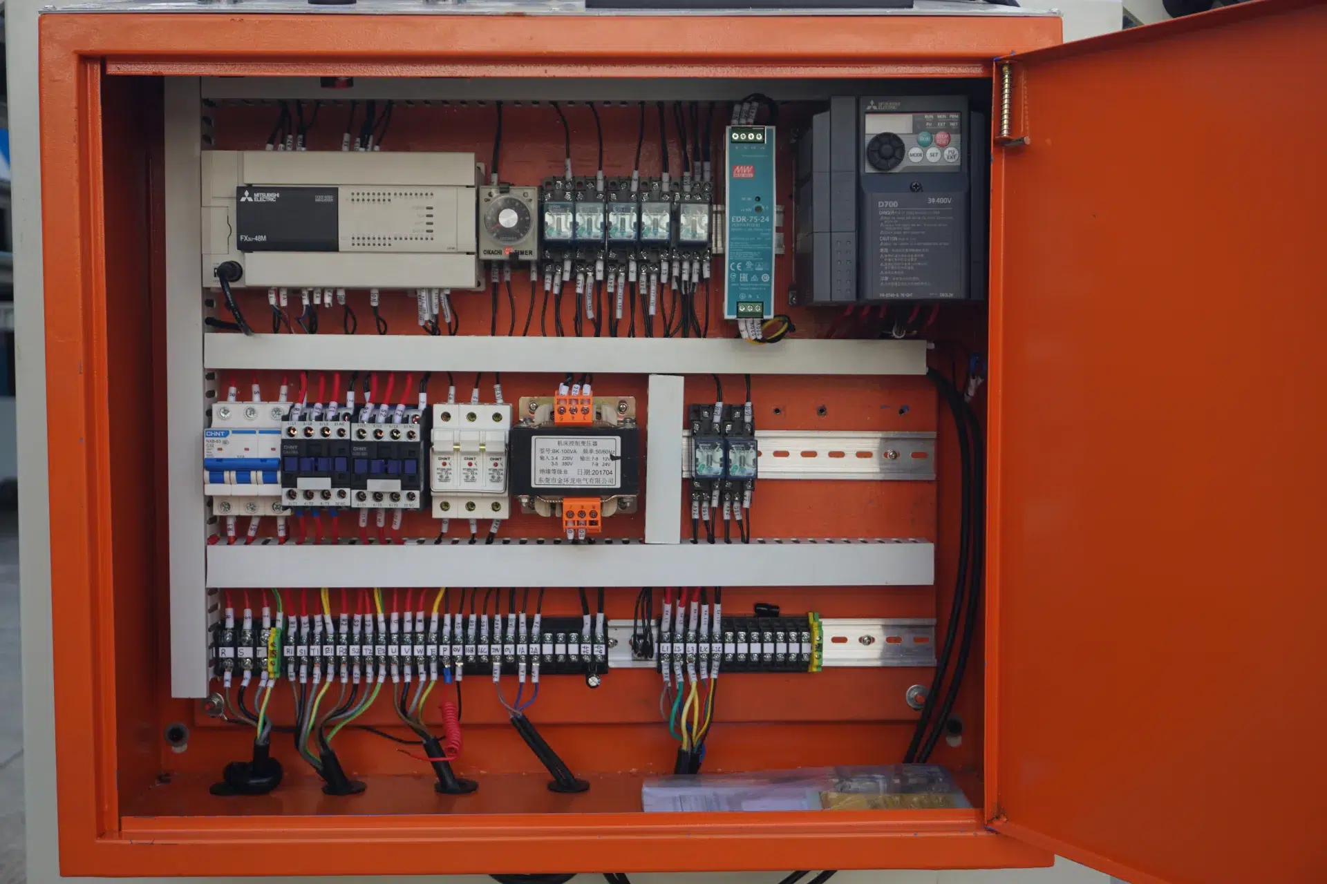 Gabinete eléctrico de alimentador en inspección