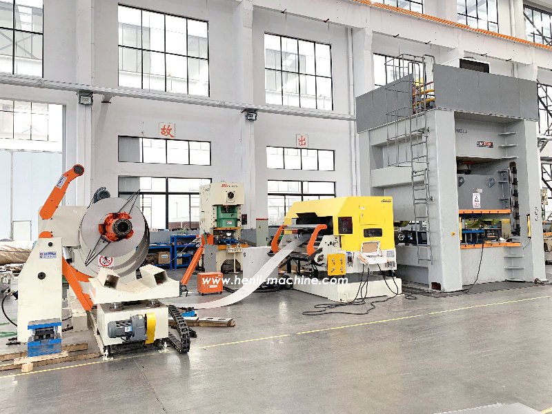Línea de alimentación de bobina instalada junto a una prensa de estampado