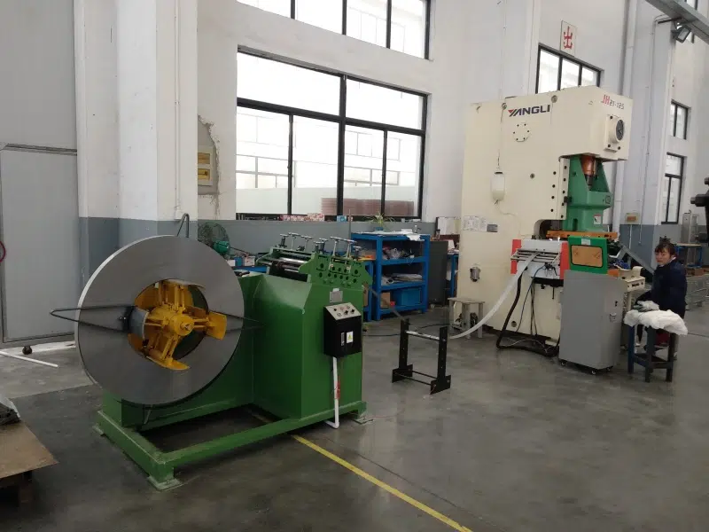 Alimentador servo NC en una línea de estampado de autopartes con prensa pesada