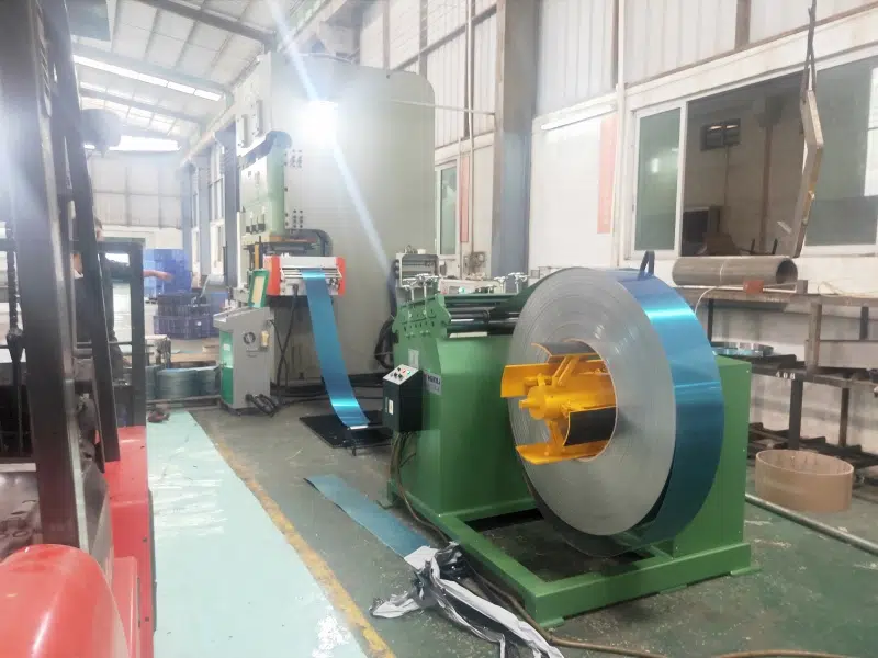 Alimentador servo NC trabajando junto a una prensa de estampado