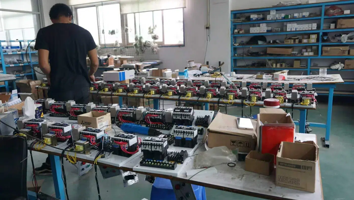 Montaje de control eléctrico de una línea de alimentación