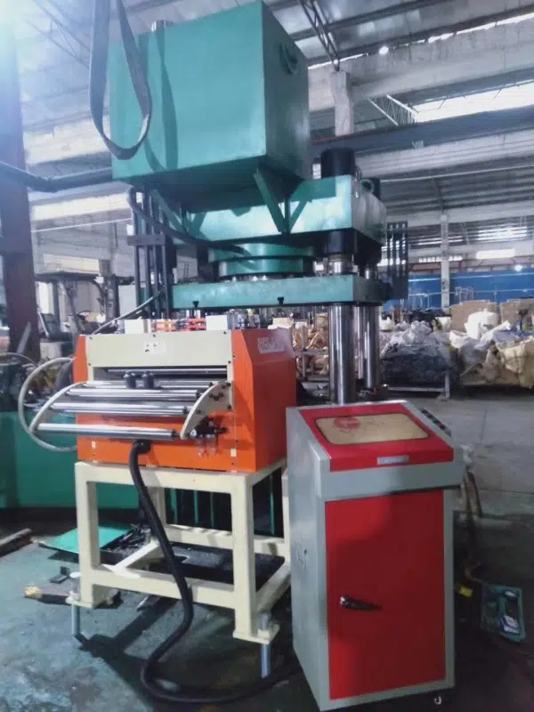 Varios alimentadores servo NC de distintos anchos en el taller de fabricación