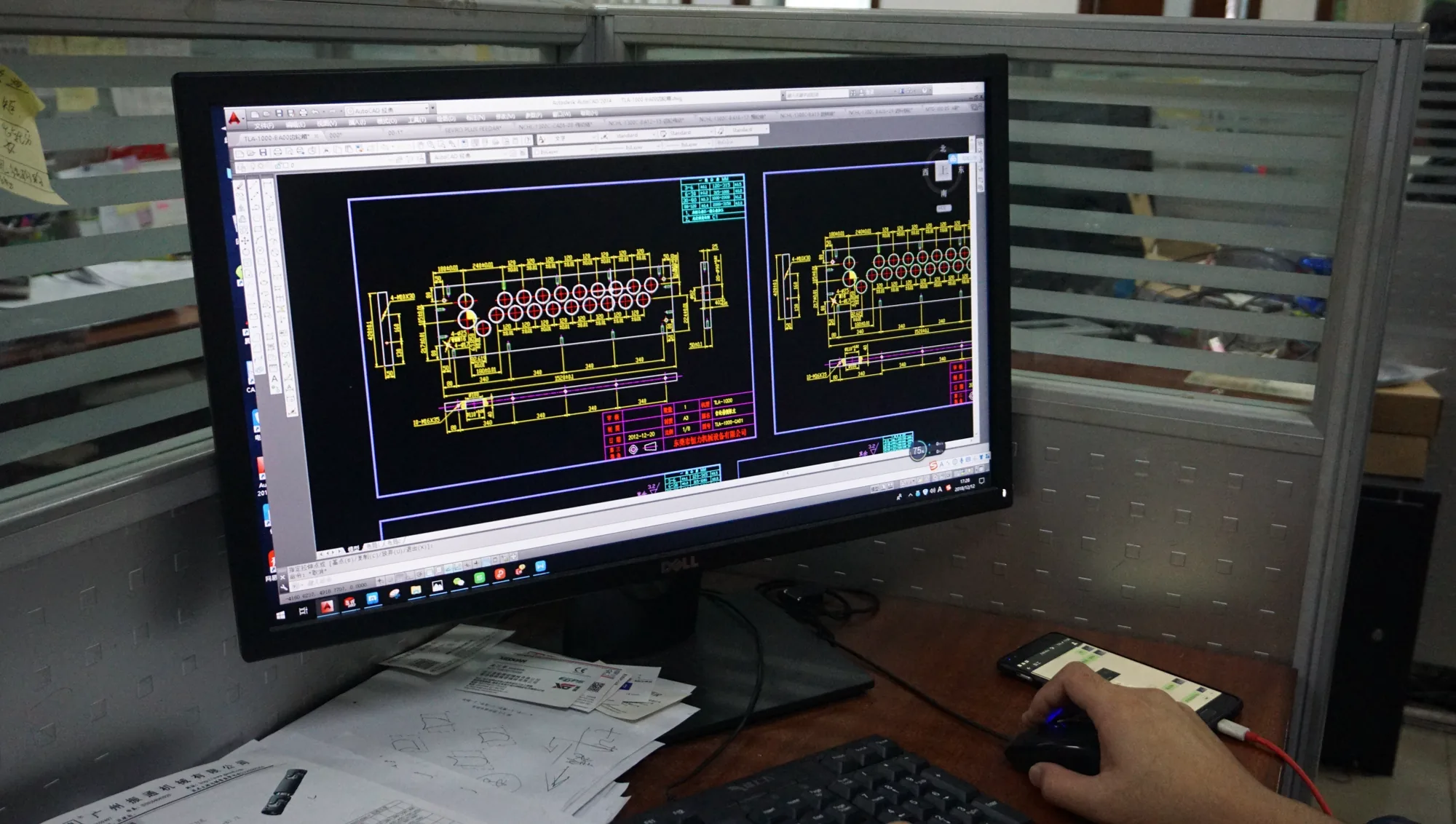 Ingeniero de HENLI revisando el diseño de una máquina de alimentación de bobina