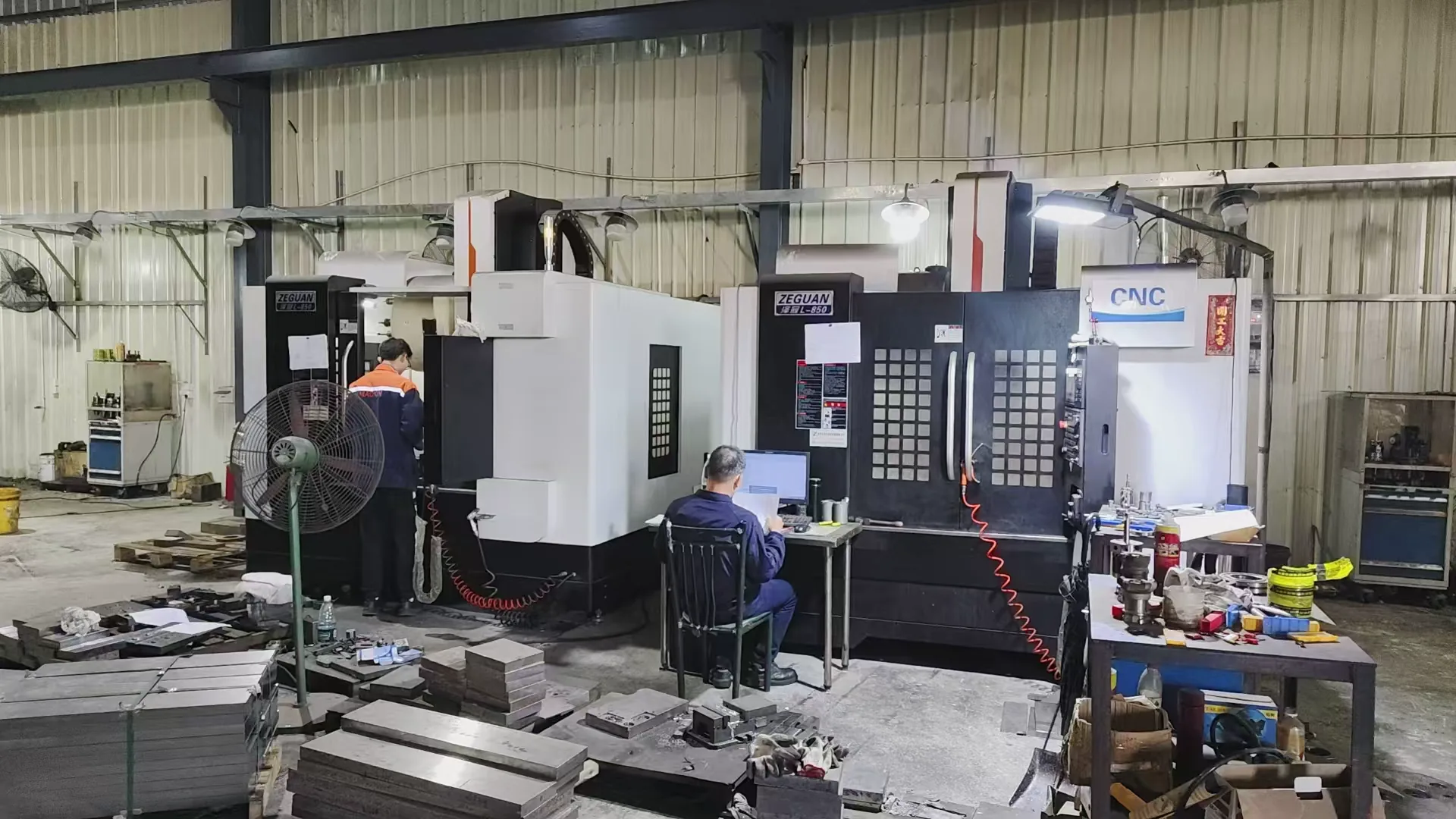 Área de mecanizado CNC dentro de la fábrica de HENLI