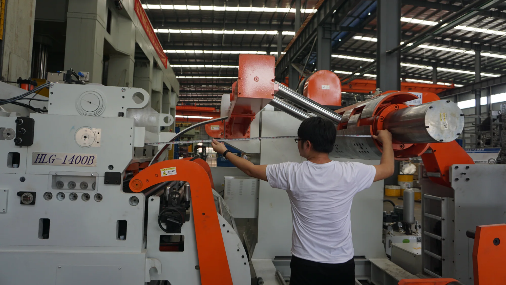 Técnico realizando una inspección dimensional en una máquina HENLI