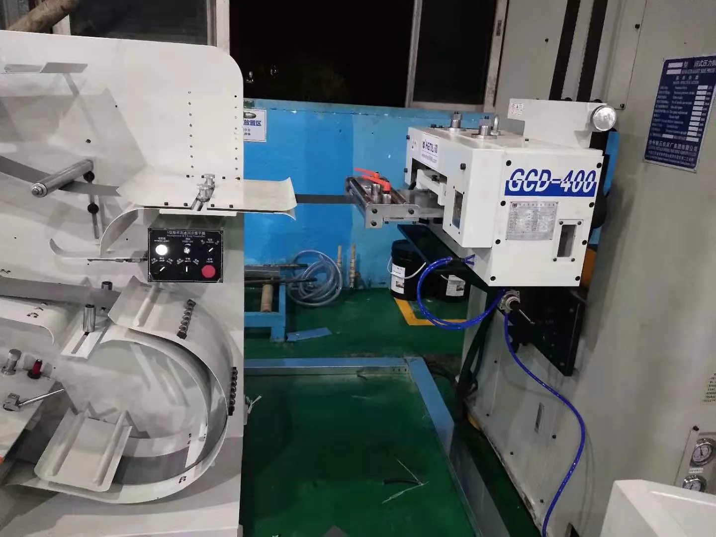 Alimentador servo GCD-400 instalado entre una niveladora y una prensa