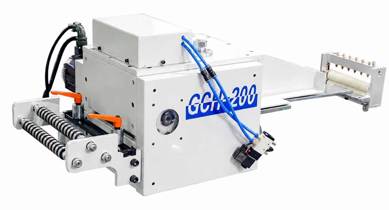 Alimentador doble servo GCH-200 HENLI sobre fondo blanco