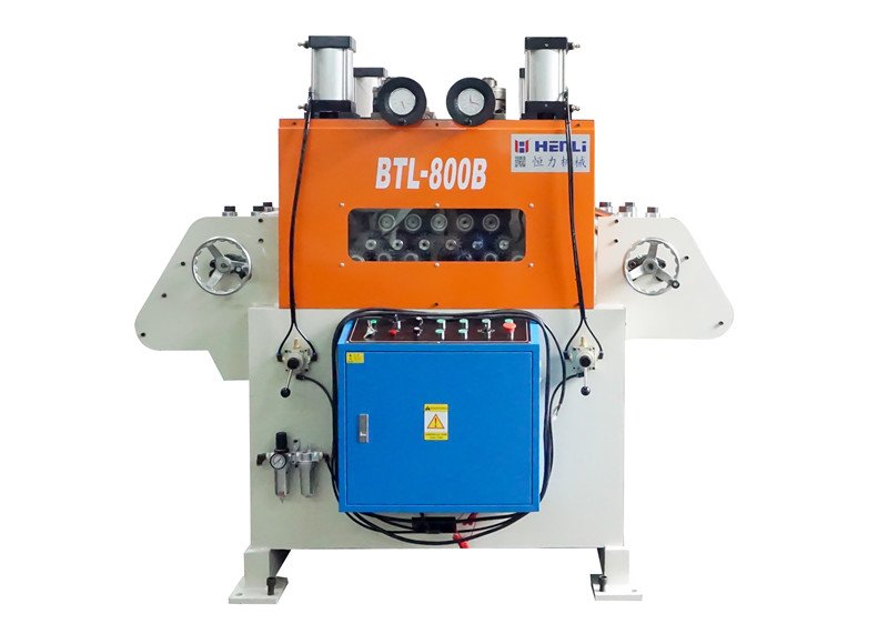 Enderezadora pesada BTL-800B HENLI sobre fondo blanco