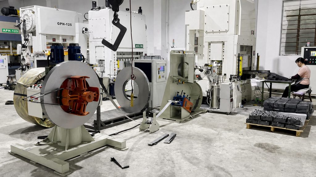 Alimentador de pinza HG instalado junto a una prensa rápida