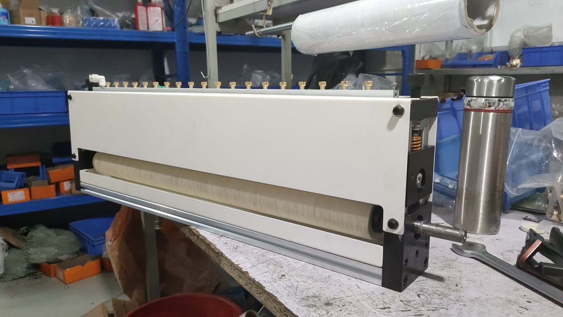 Lubricador de rodillos HENLI con depósito lateral para aplicación por gravedad