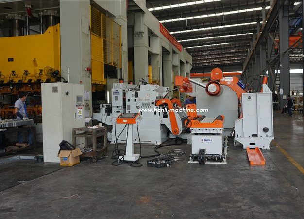 Línea NCHL-GD completa instalada frente a una prensa en fábrica