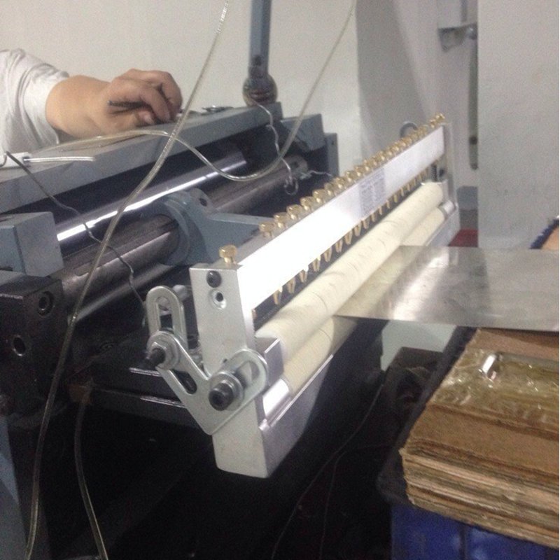 Alimentador de aceite CT instalado con tira metálica entre los rodillos