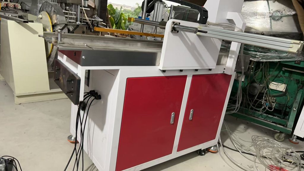 Vista lateral completa del alimentador automático de formatos HENLI en taller