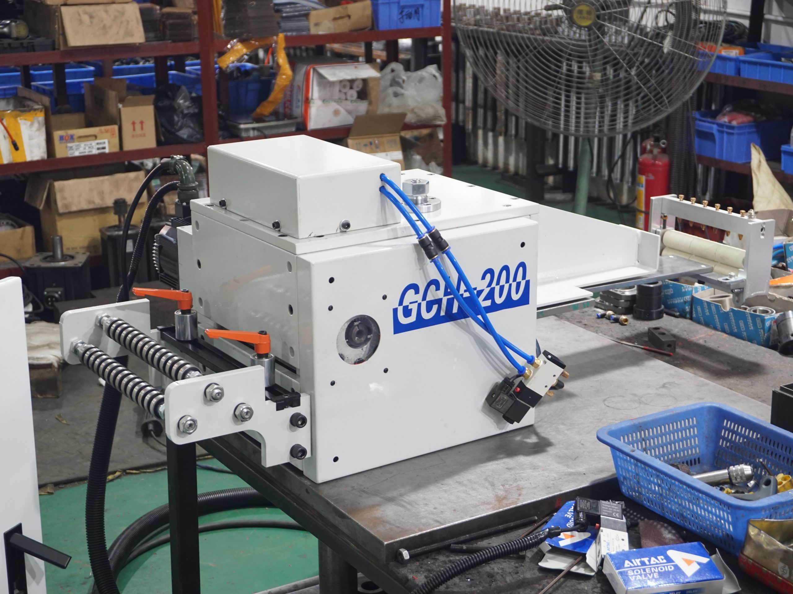 GCH-200 con rodillos de entrada para controlar el avance de acero eléctrico