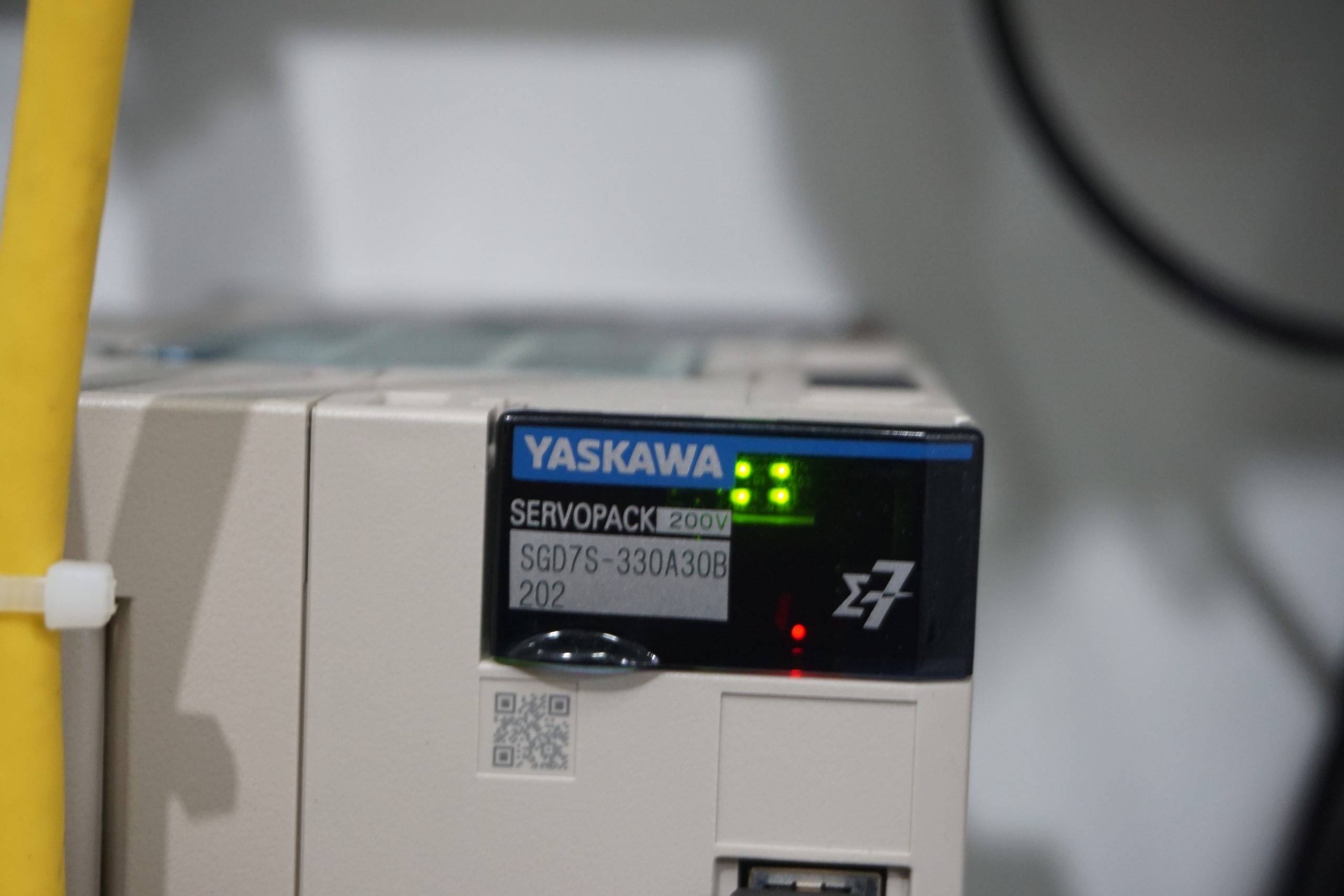 Servoaccionamiento Yaskawa SERVOPACK dentro del gabinete eléctrico GCH