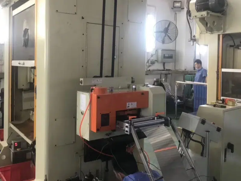 Alimentador GCF instalado junto a una prensa de alta velocidad