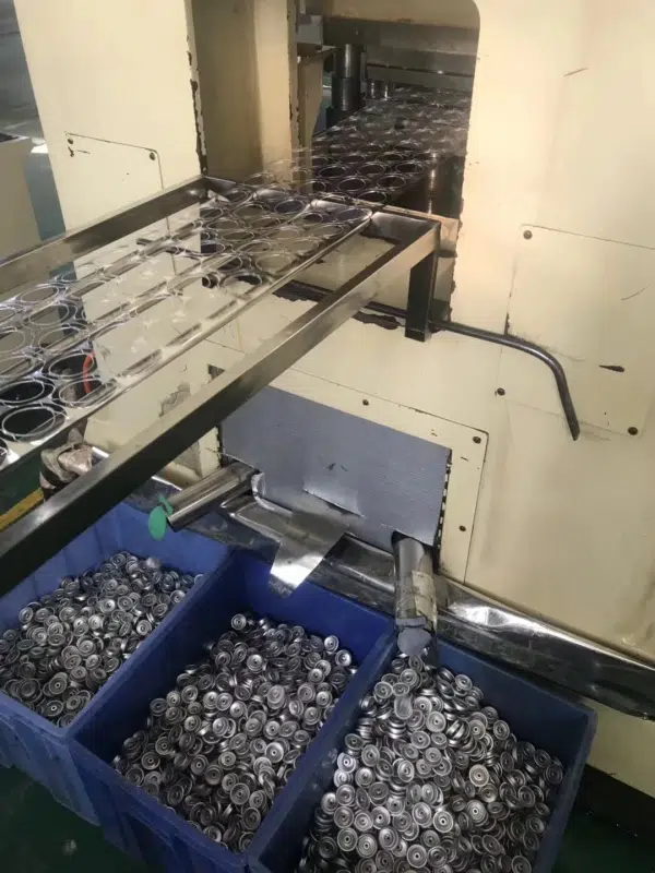 Troquelado continuo de casquillos y herrajes circulares pequeños en una prensa rápida