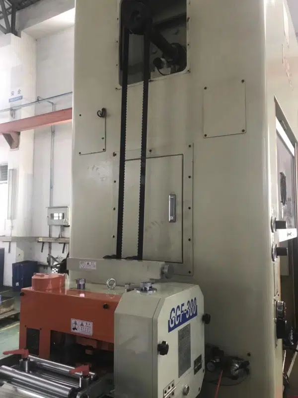 Alimentador GCF-300 montado en el costado de una prensa