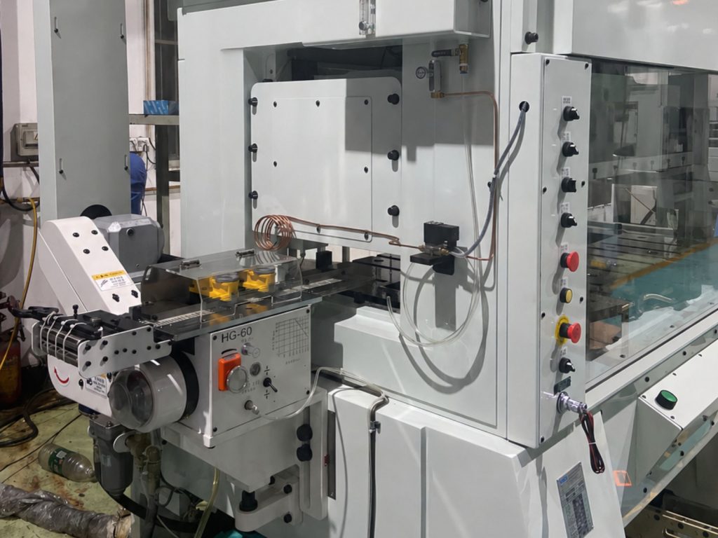 Alimentador de pinza HG-60 instalado junto a una prensa de alta velocidad