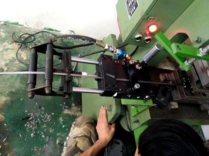 Estampado de piezas electrónicas pequeñas con alimentador AF
