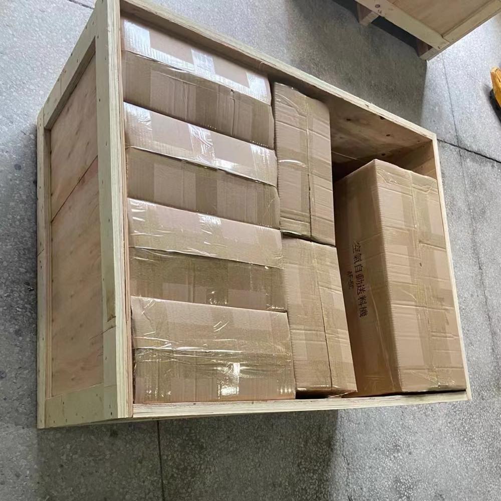Alimentadores neumáticos protegidos dentro de una caja de madera