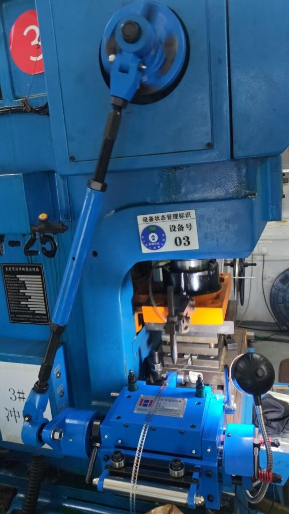 Alimentador RFS azul instalado en una prensa mecánica