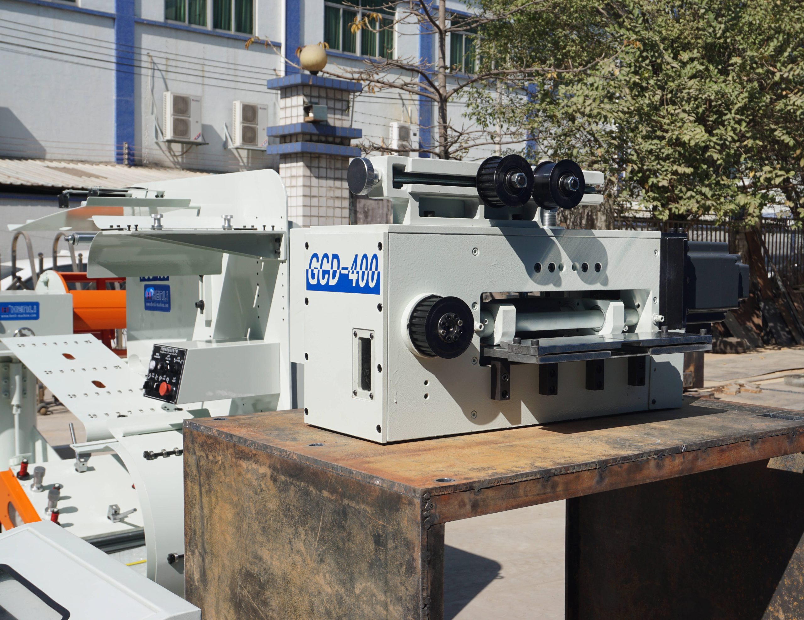 Alimentador servo GCD-400 preparado en taller antes de su integración