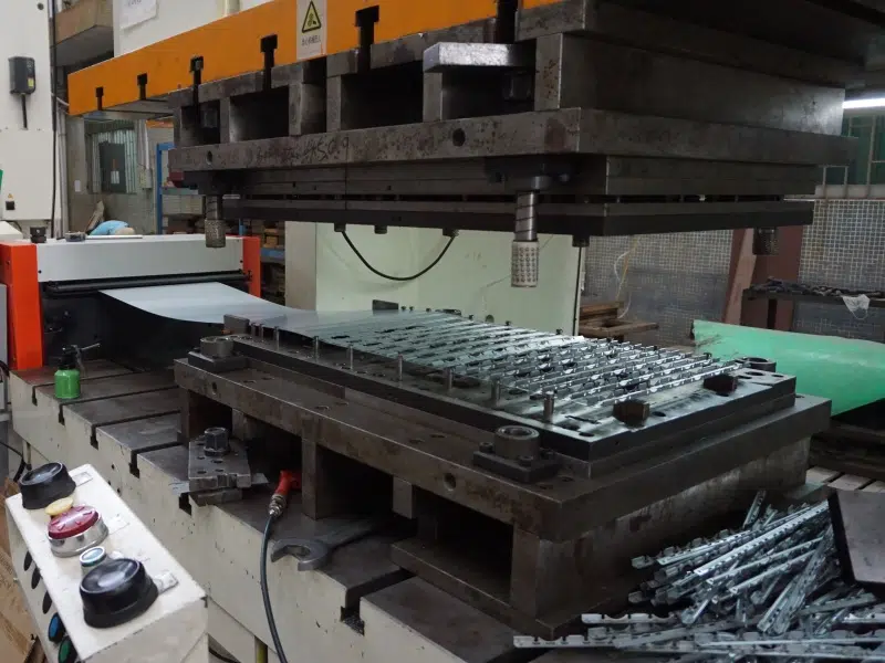 Alimentador servo NC HENLI instalado junto a una prensa para integrar la interfaz del proyecto
