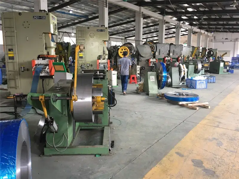 Líneas de bobina con alimentadores servo NC en una planta de estampado