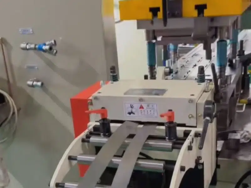Alimentador servo NC procesando dos tiras en paralelo