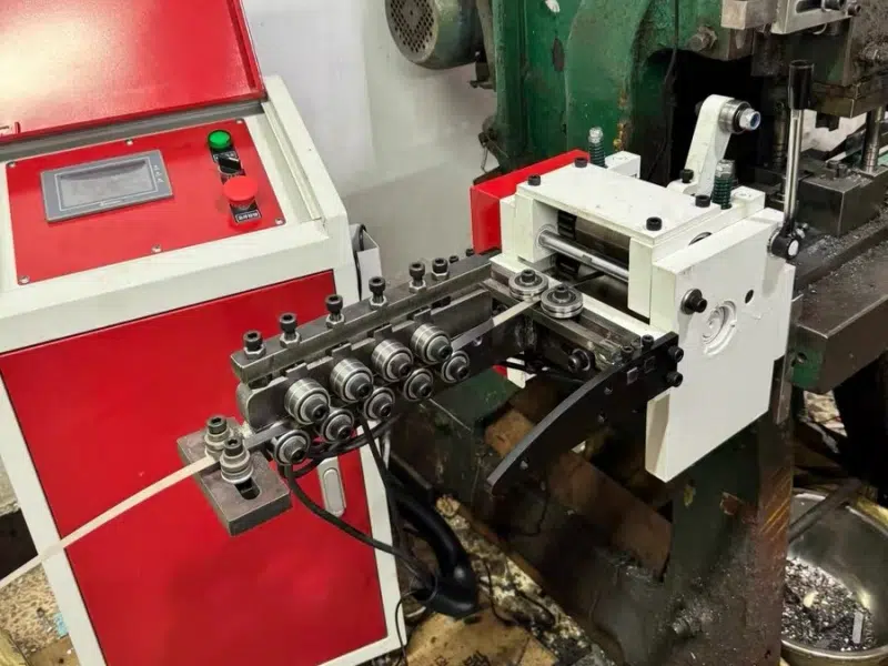 Alimentador servo NC con enderezadora integrada