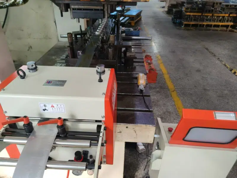 Servo NC alimentando una operación de embutición progresiva