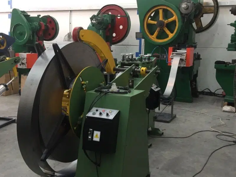 Alimentador servo NC dentro de una línea automática de bisagras