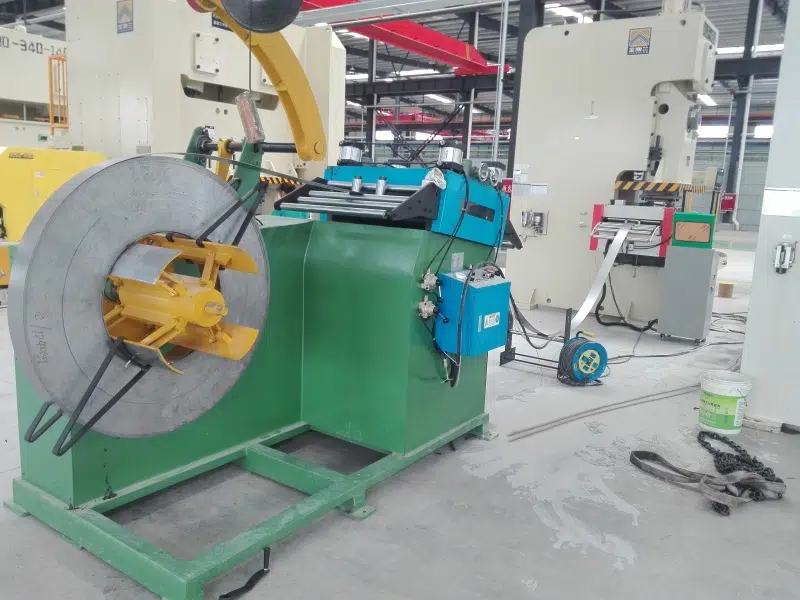 Línea automotriz con desbobinador y alimentador servo NC