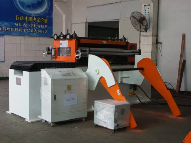Alimentador zigzag con mesa de apoyo para material metálico