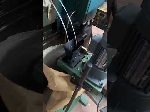 Cortador de chatarra trabajando con dos tiras residuales