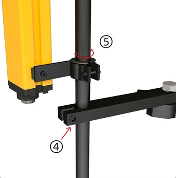 Emisor y receptor de la cortina de luz alineados sobre soportes verticales