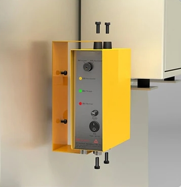 Controlador externo de la cortina de luz instalado junto al gabinete eléctrico