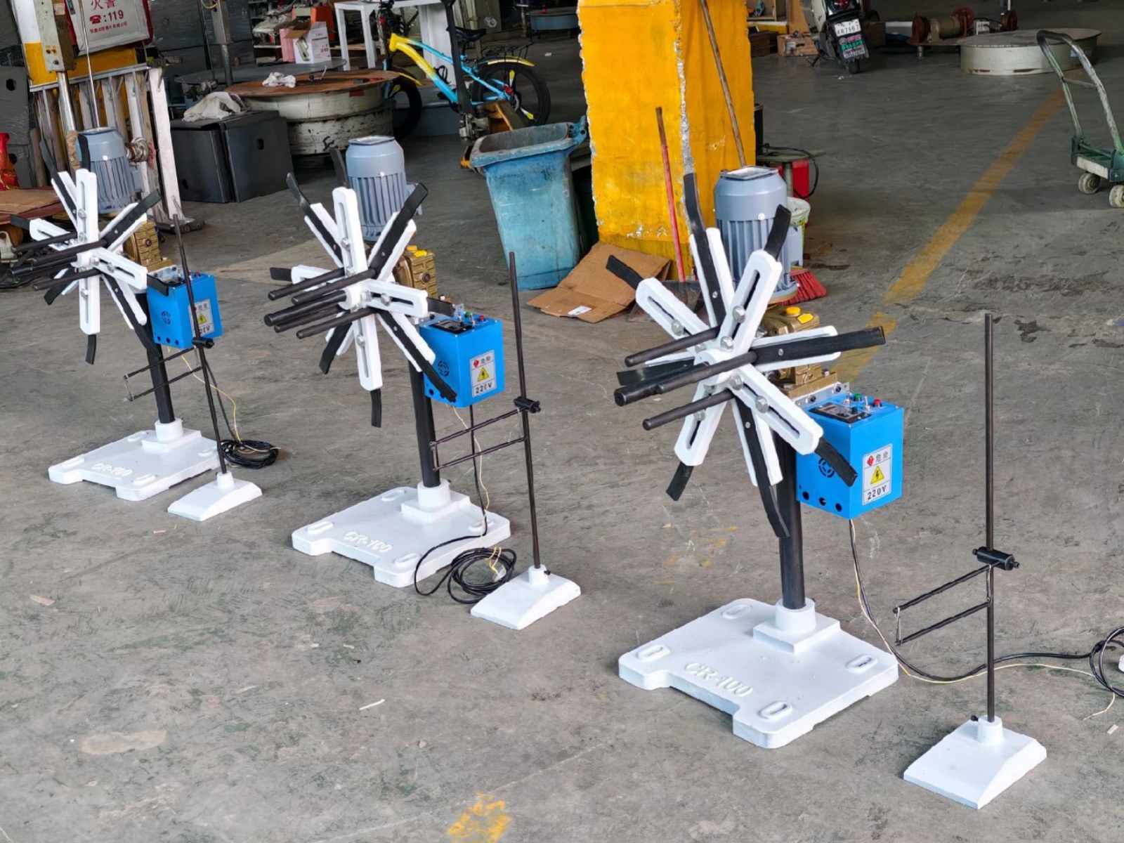 Tres desbobinadores compactos de eje vertical para bobina estrecha