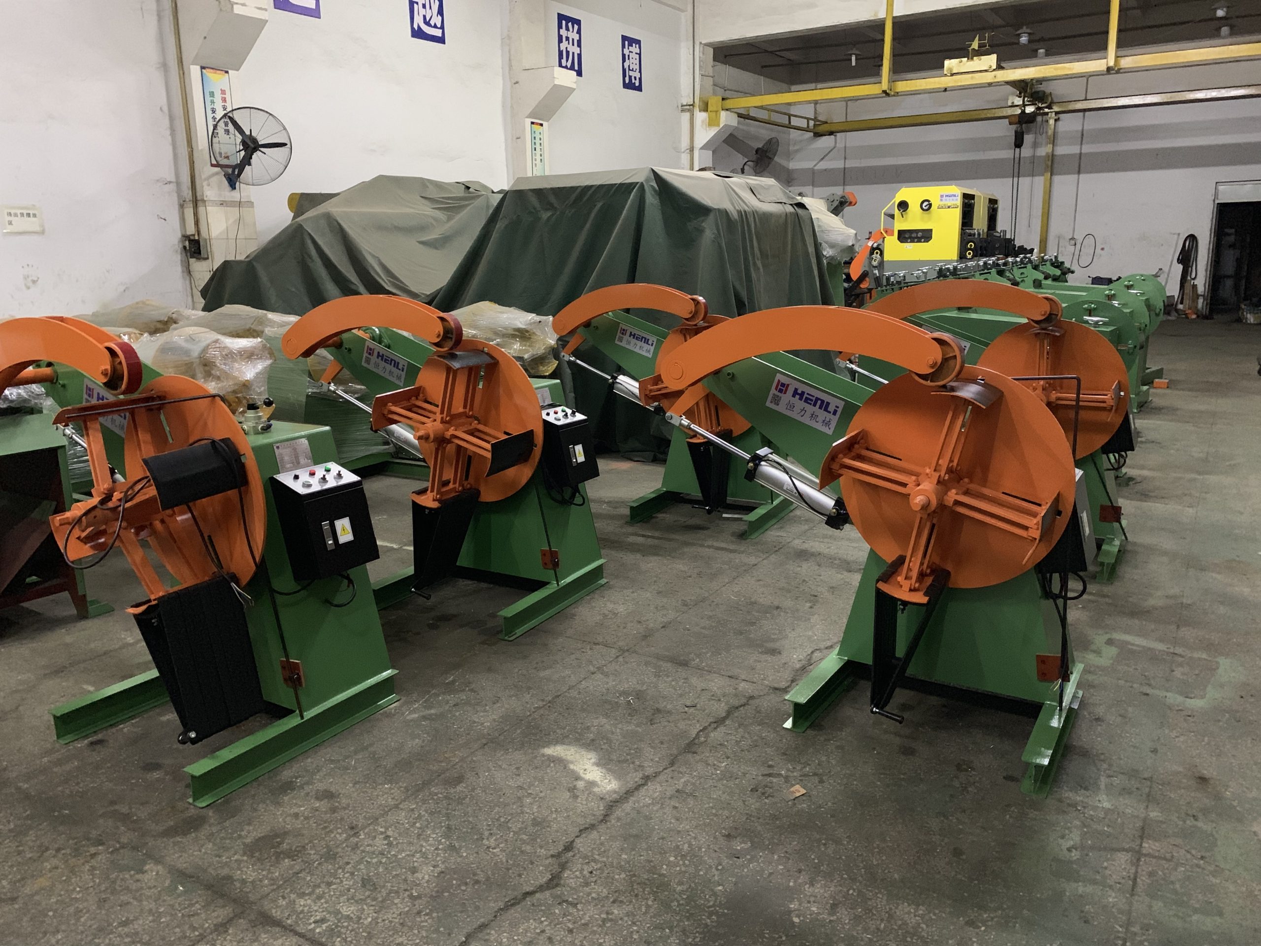 Varias unidades MT-200 con brazo presor en el taller HENLI