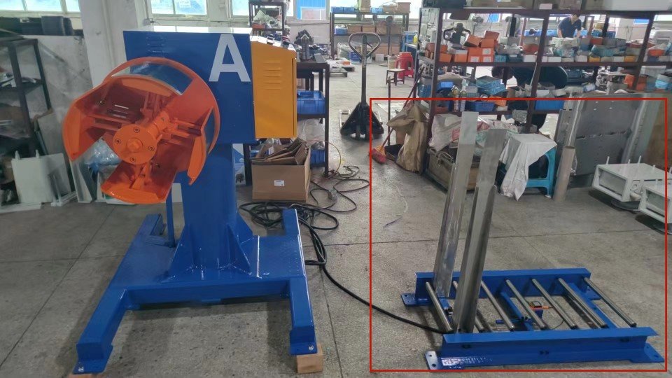 Desbobinador doble cabezal azul junto a estación vertical de detección de lazo