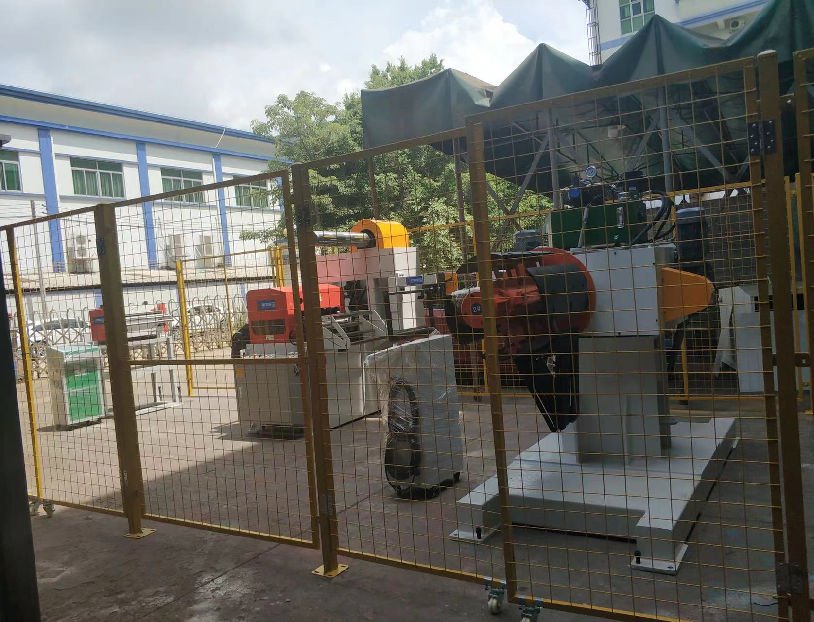 Desbobinador doble cabezal instalado dentro de cerramiento perimetral de seguridad